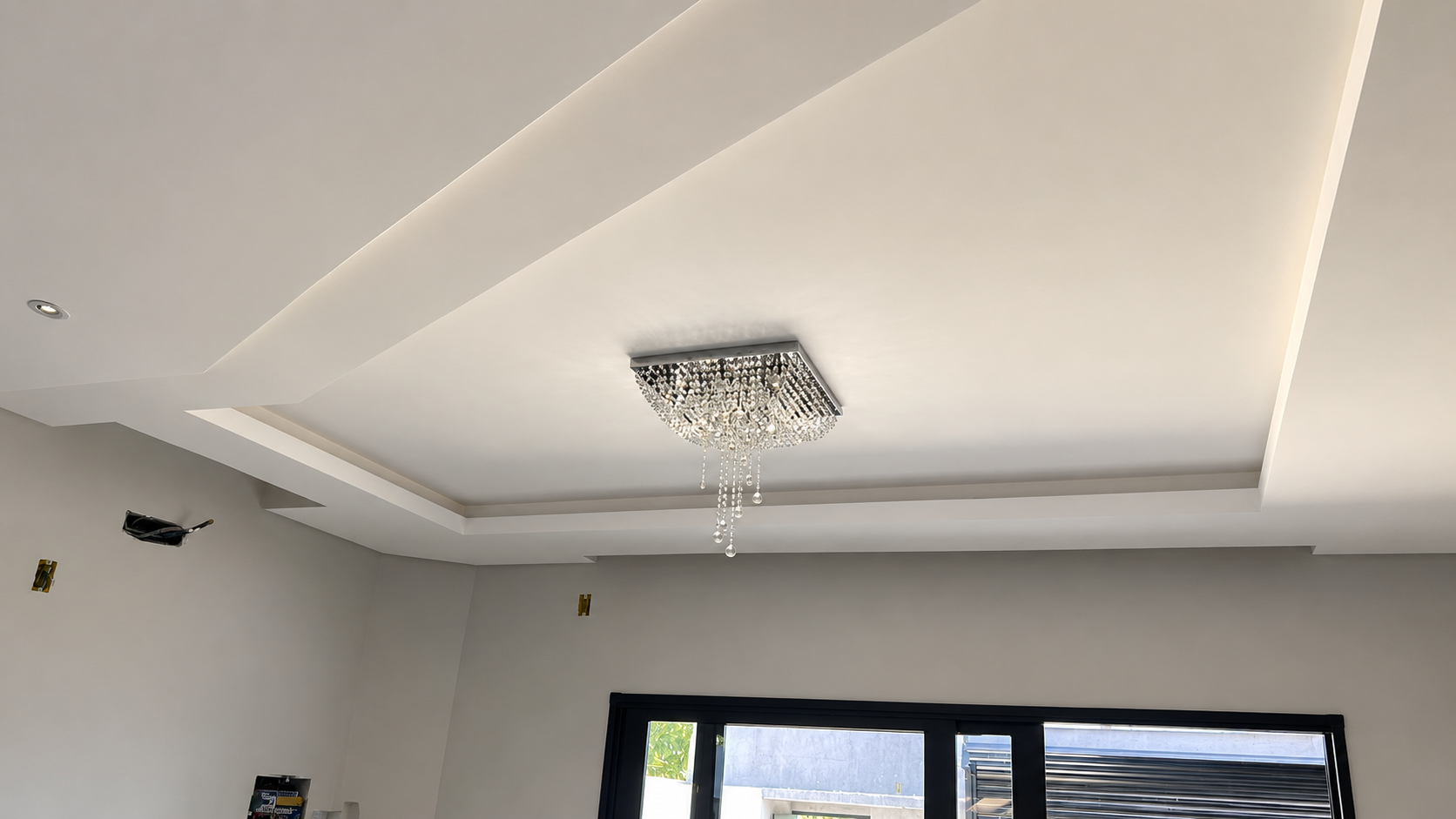 Teto de gesso decorativo com lustre de cristal em Joinville