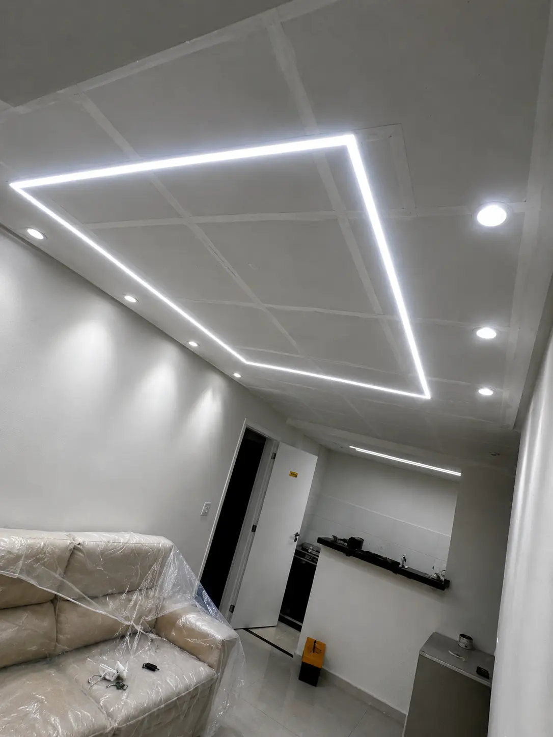 Sanca aberta com fita de LED em sala de estar