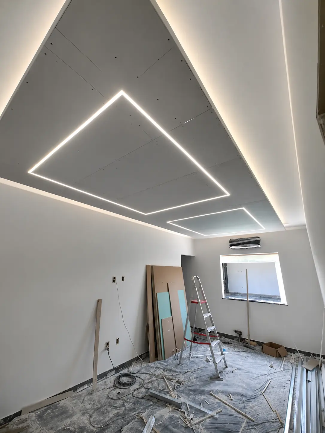 Profissional da Alto Gesso Joinville executando instalação de perfil de LED